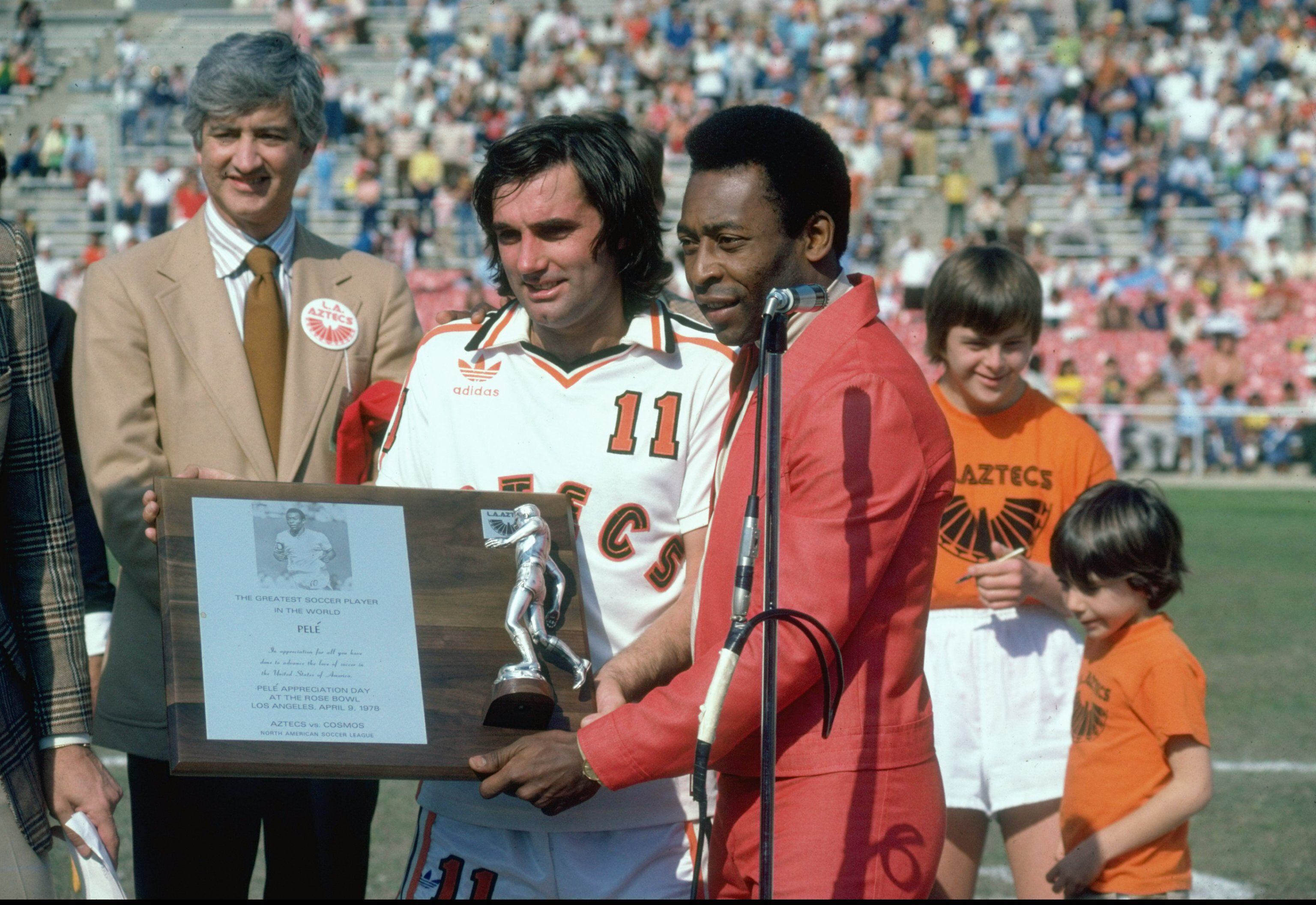 tphoto on X: George Best (Los Angeles Aztecs) New York Cosmos 5-2