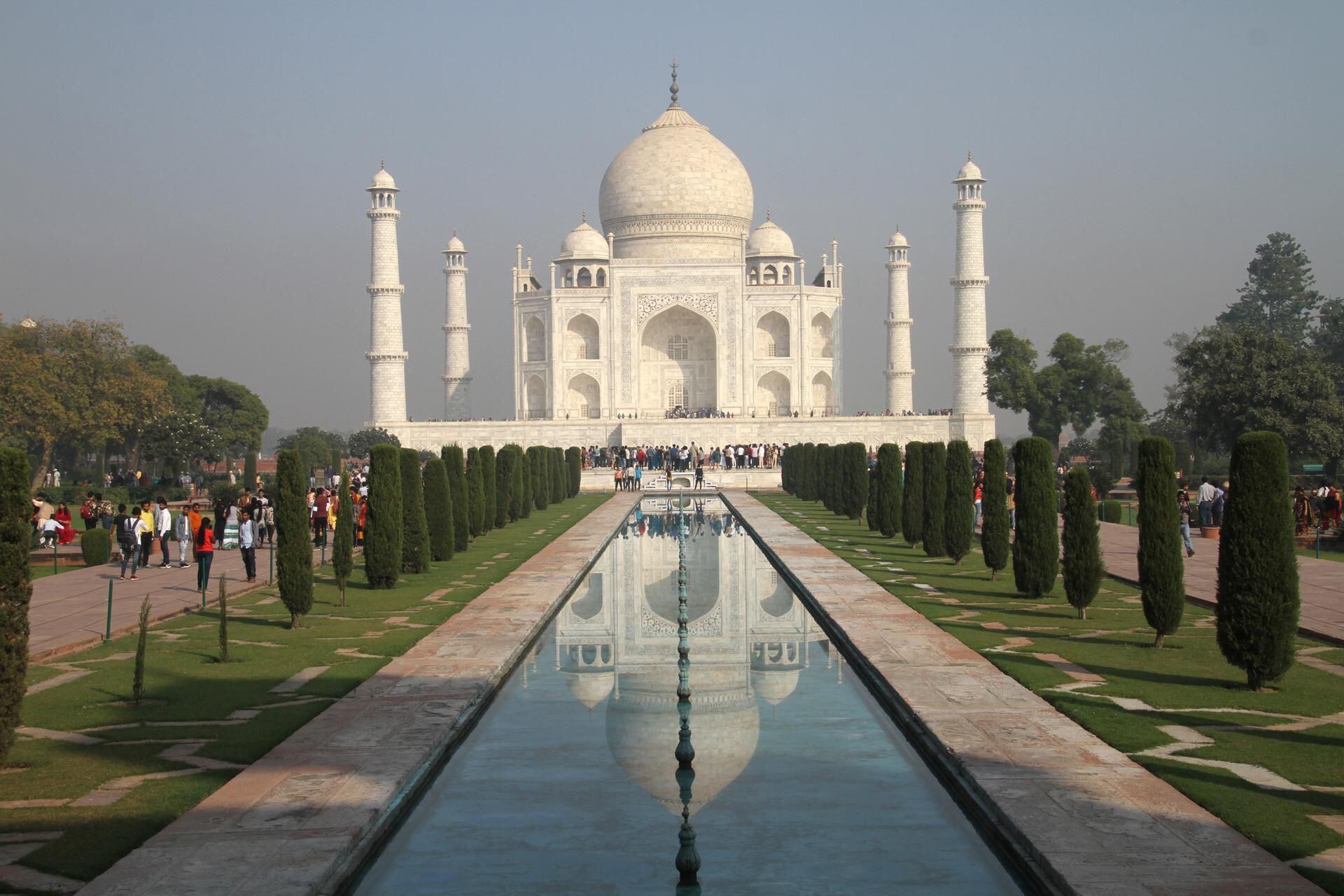 Taj Mahal to fine tourists who overstay their welcome