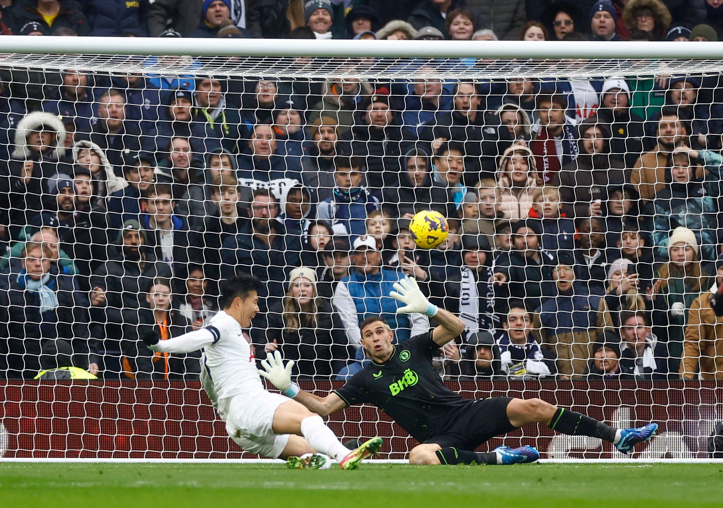 Tottenham and Aston Villa pay tribute to Terry Venables ahead of kick-off, Football