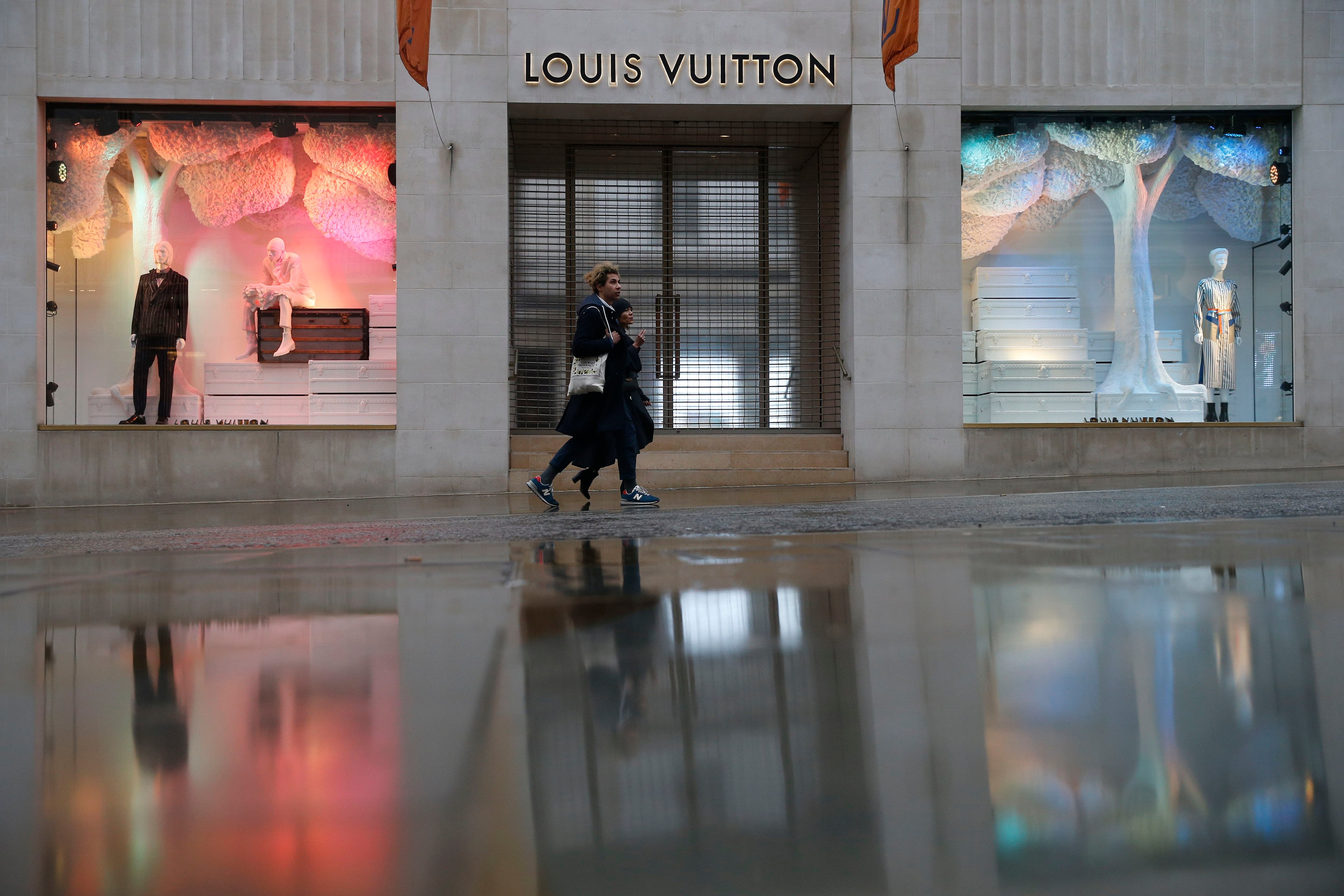 Shoppers by Louis Vuitton luxury goods shop in Bond Street, Mayfair, London,  England, UK Stock Photo - Alamy