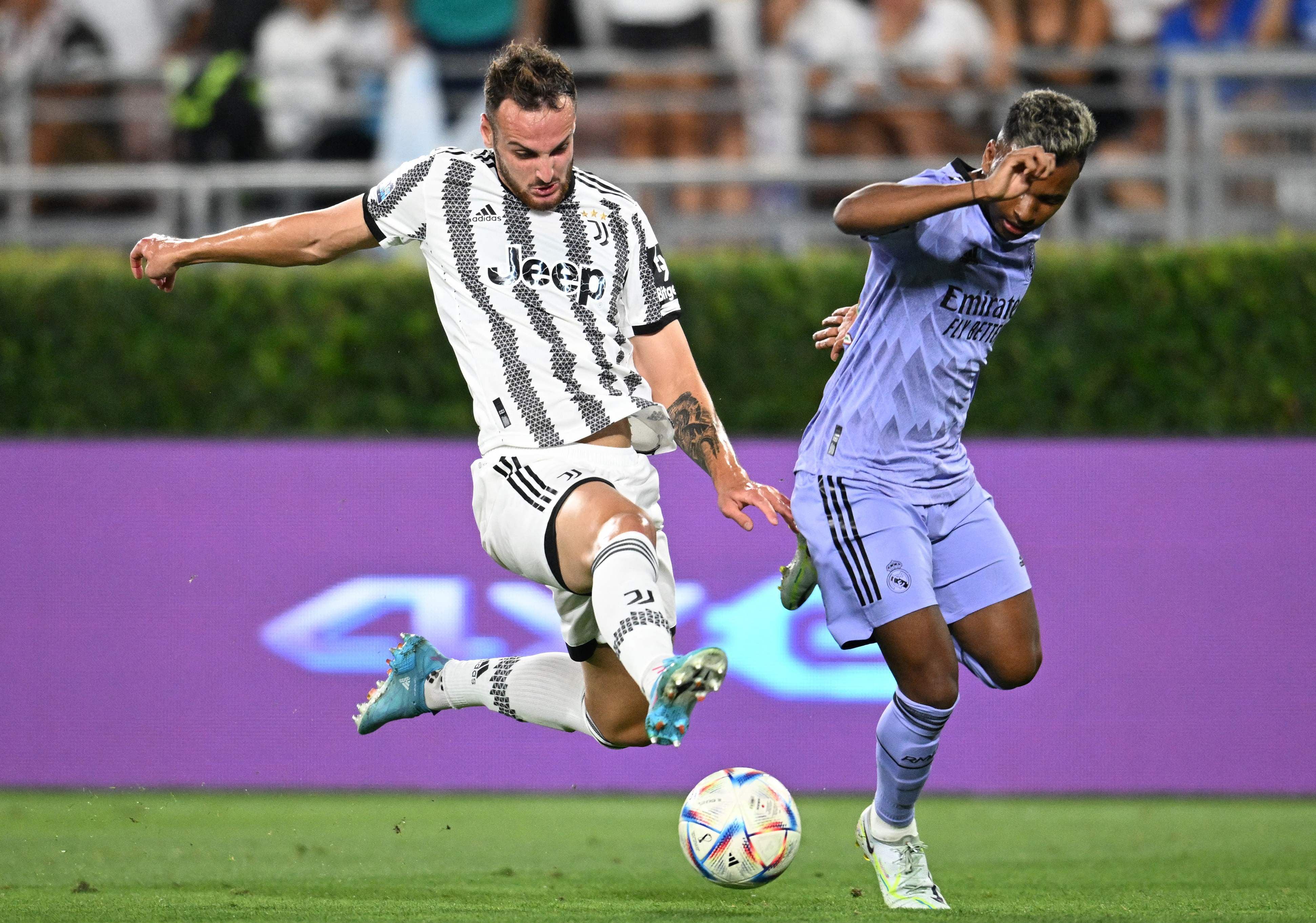 July 30, 2022 Karim Benzema #9 of Real Madrid scores on a penalty kick  during the pre season friendly between Real Madrid and Juventus at the Rose  Bowl in Pasadena, CA. Mandatory Photo Credit : Charles Baus/CSM/Sipa  USA.(Credit Image: © Charles