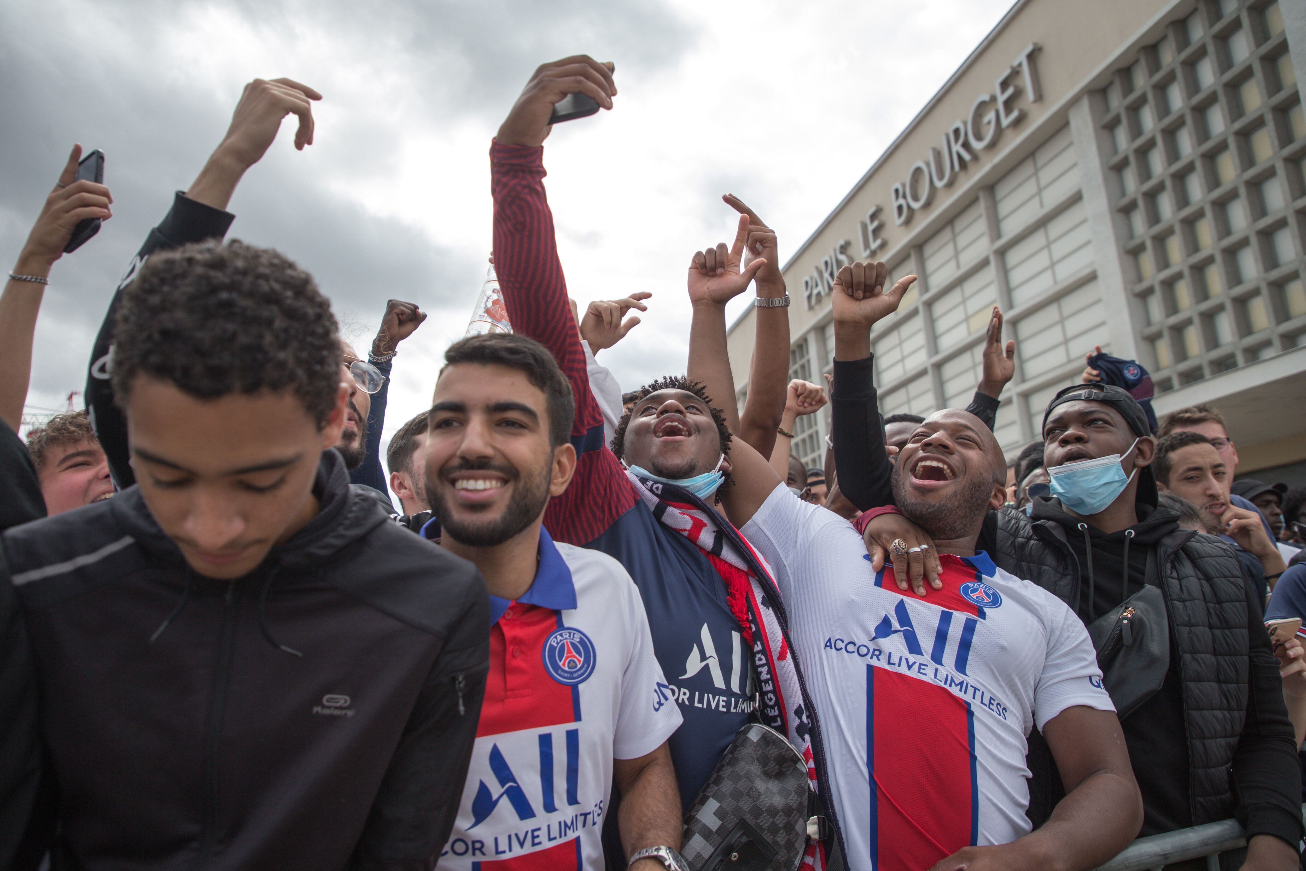 Gallery: Paris Saint-Germain Unveil Third Kit As Neymar Is Booed By Own  Fans