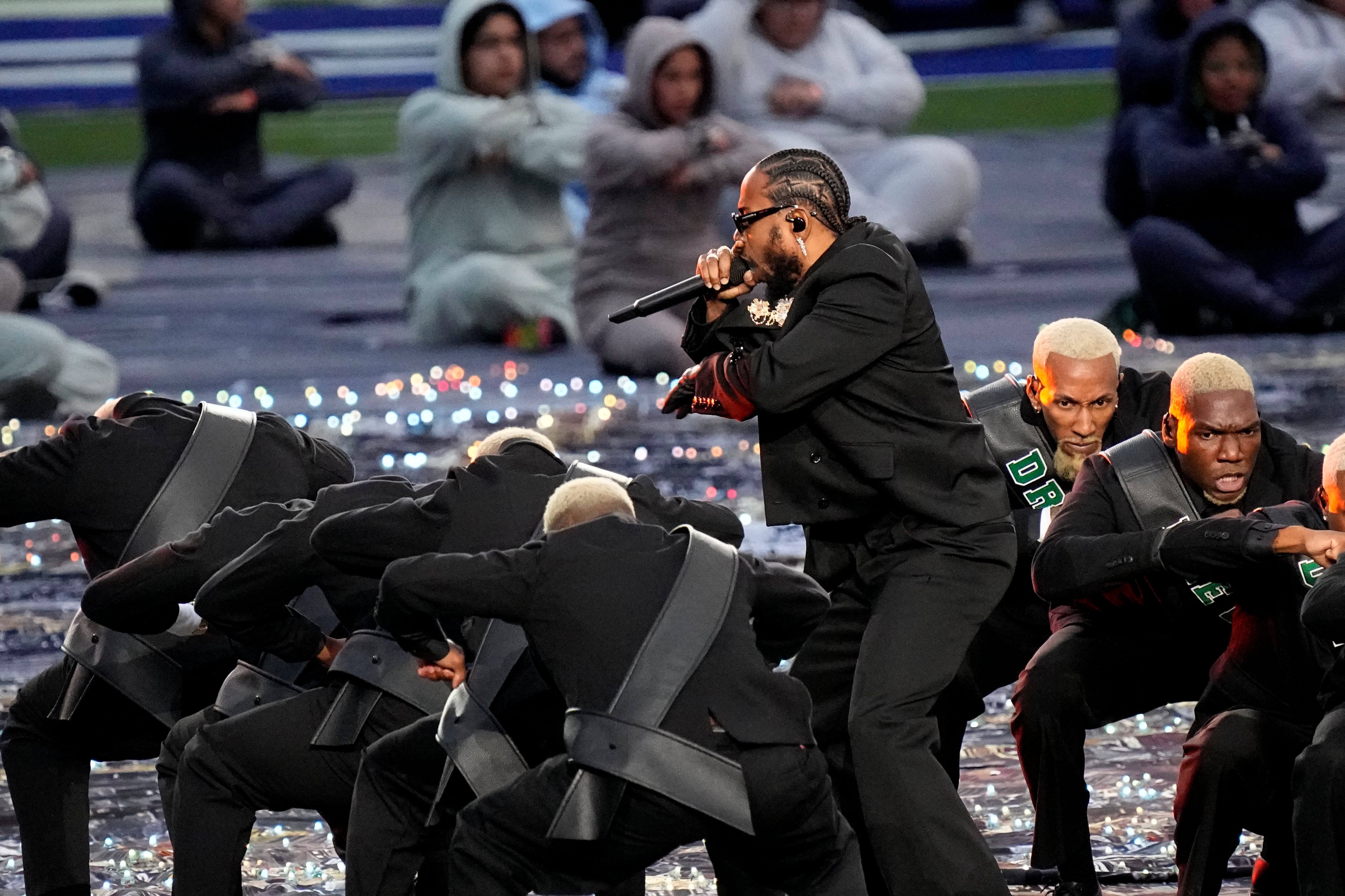 Super Bowl 2022 fans go wild as Eminem takes knee during epic halftime show  - Irish Mirror Online