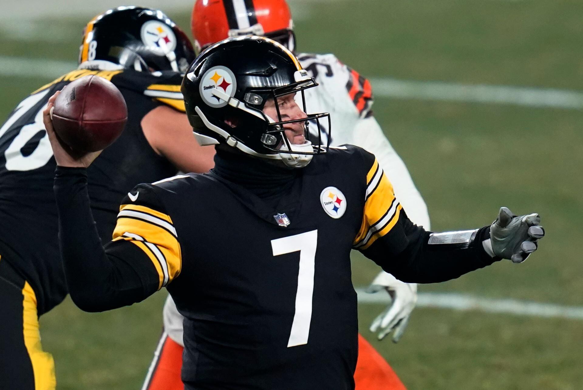 Browns stun Steelers, 48-37