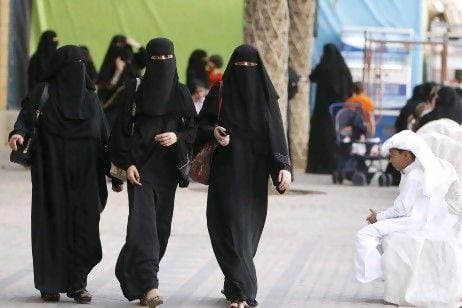 Saudi rules women must remove their veils for security checks