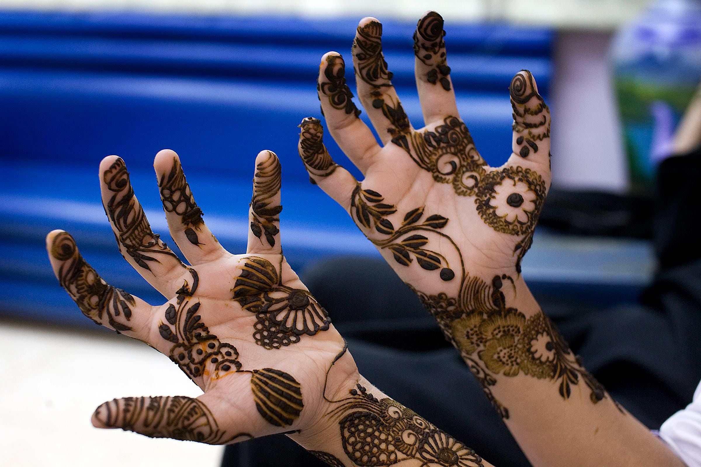 Dubai beauty salons using black henna face fines and closure