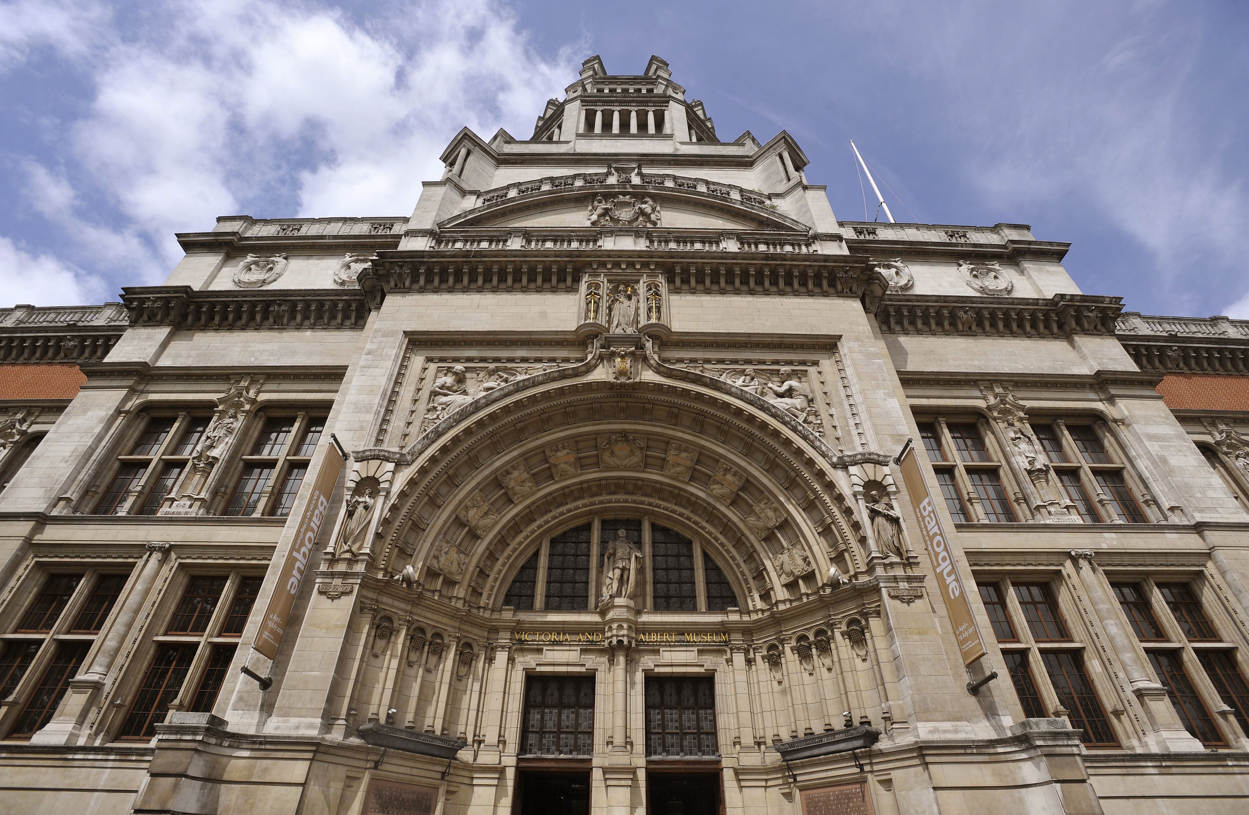 London's V&A Museum hosts 'Open Iftar' for hundreds in Ramadan