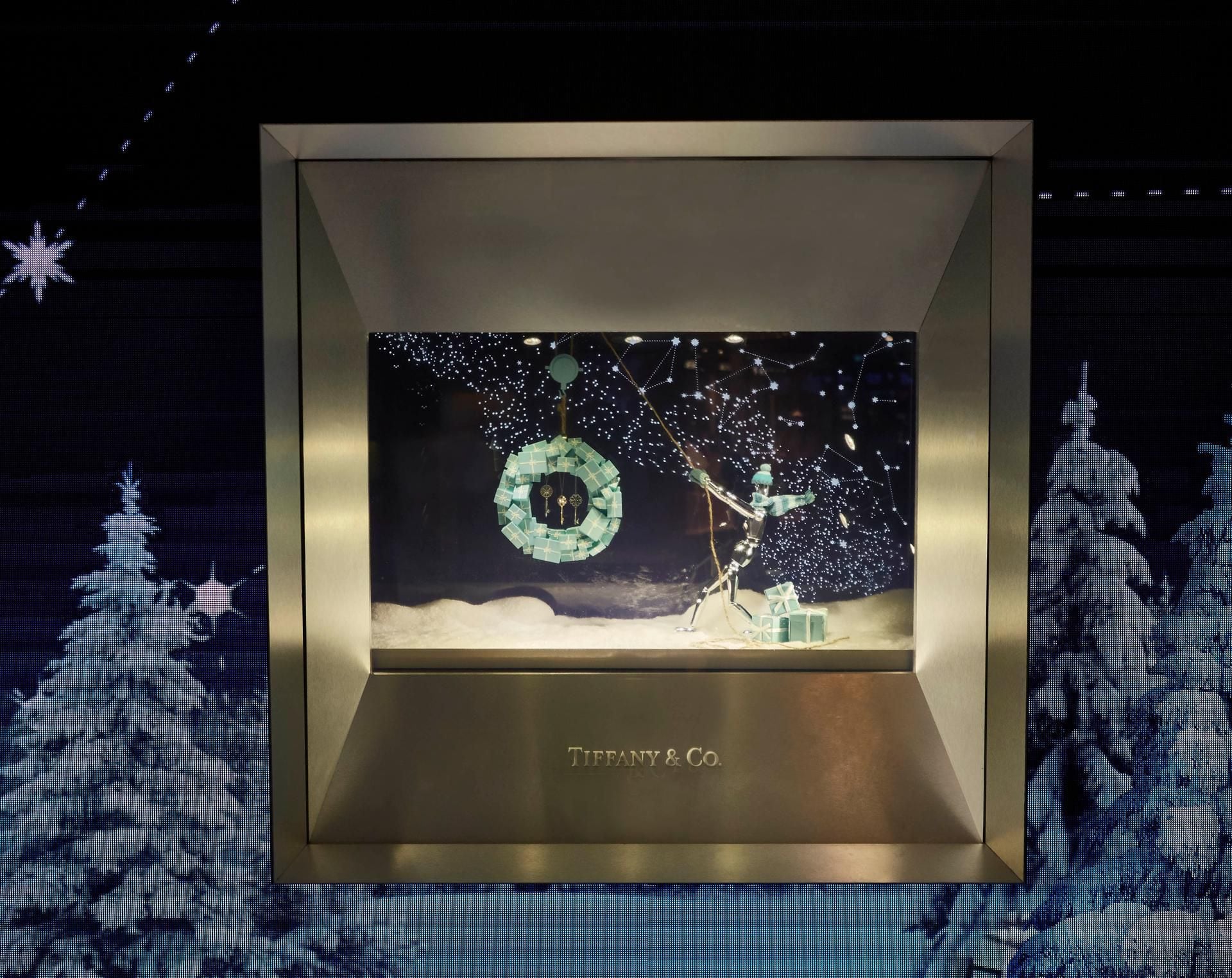 Louis Vuitton Christmas Showcase, Mannequins on the Background of