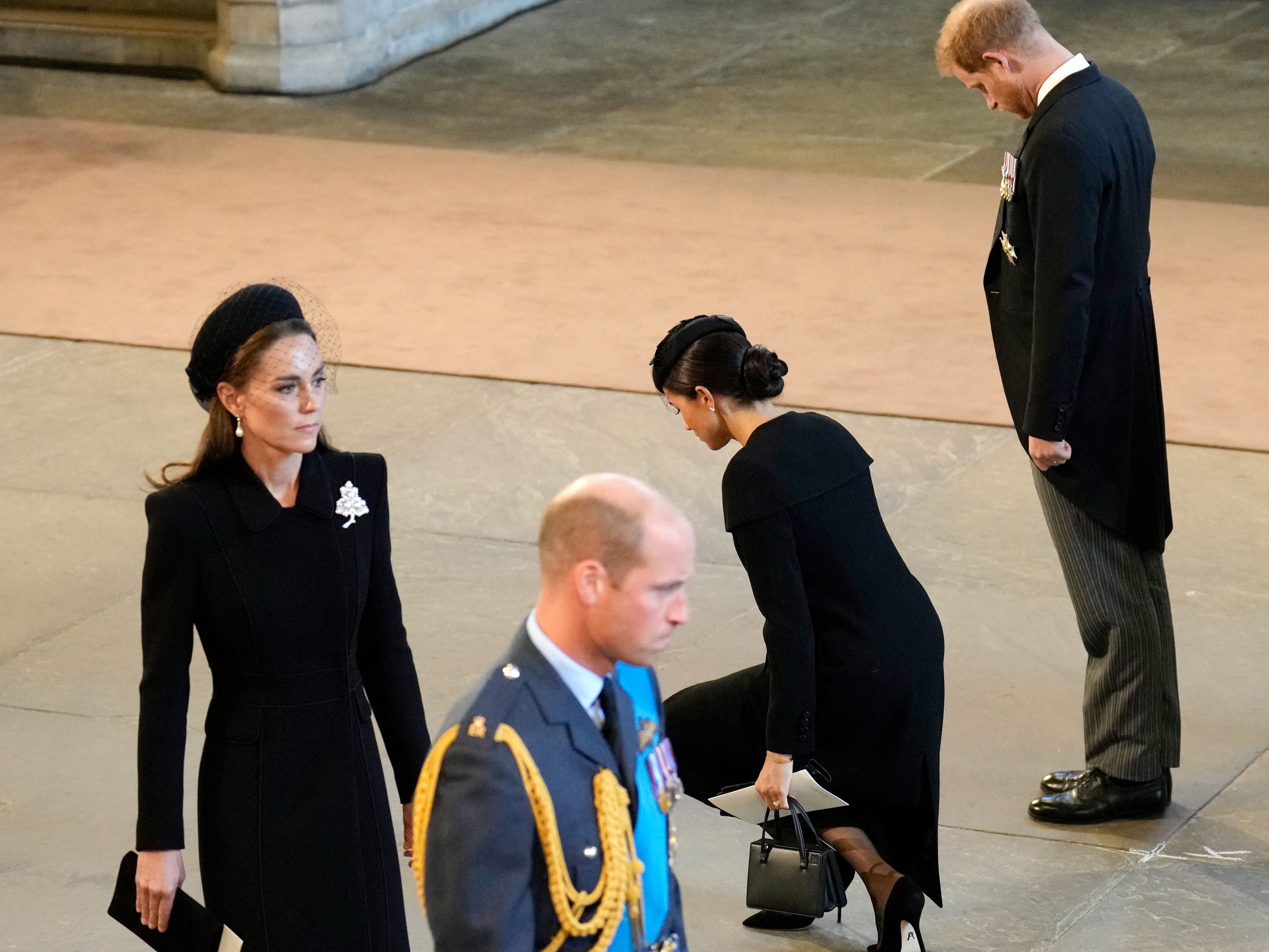 Curtsying rules explained: Only one woman is exempt from curtsying in the  Royal Family