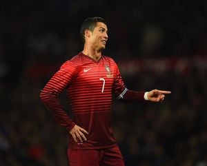 Cùng xem những hình ảnh của Cristiano Ronaldo và Lionel Messi tại Old Trafford để thấy họ có những pha bóng kỳ diệu và ngưỡng mộ.