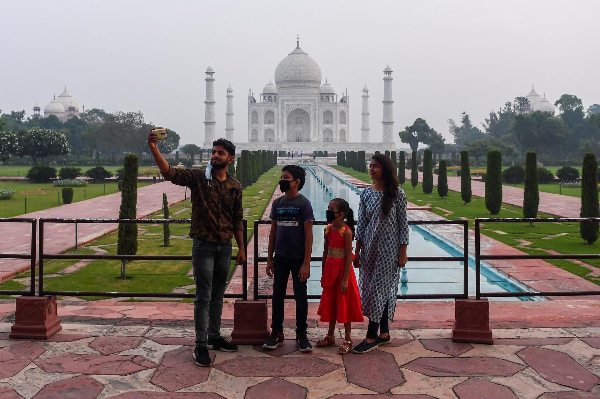 People Visit Taj Mahal in India Editorial Photo - Image of dome, hinduism:  160653721