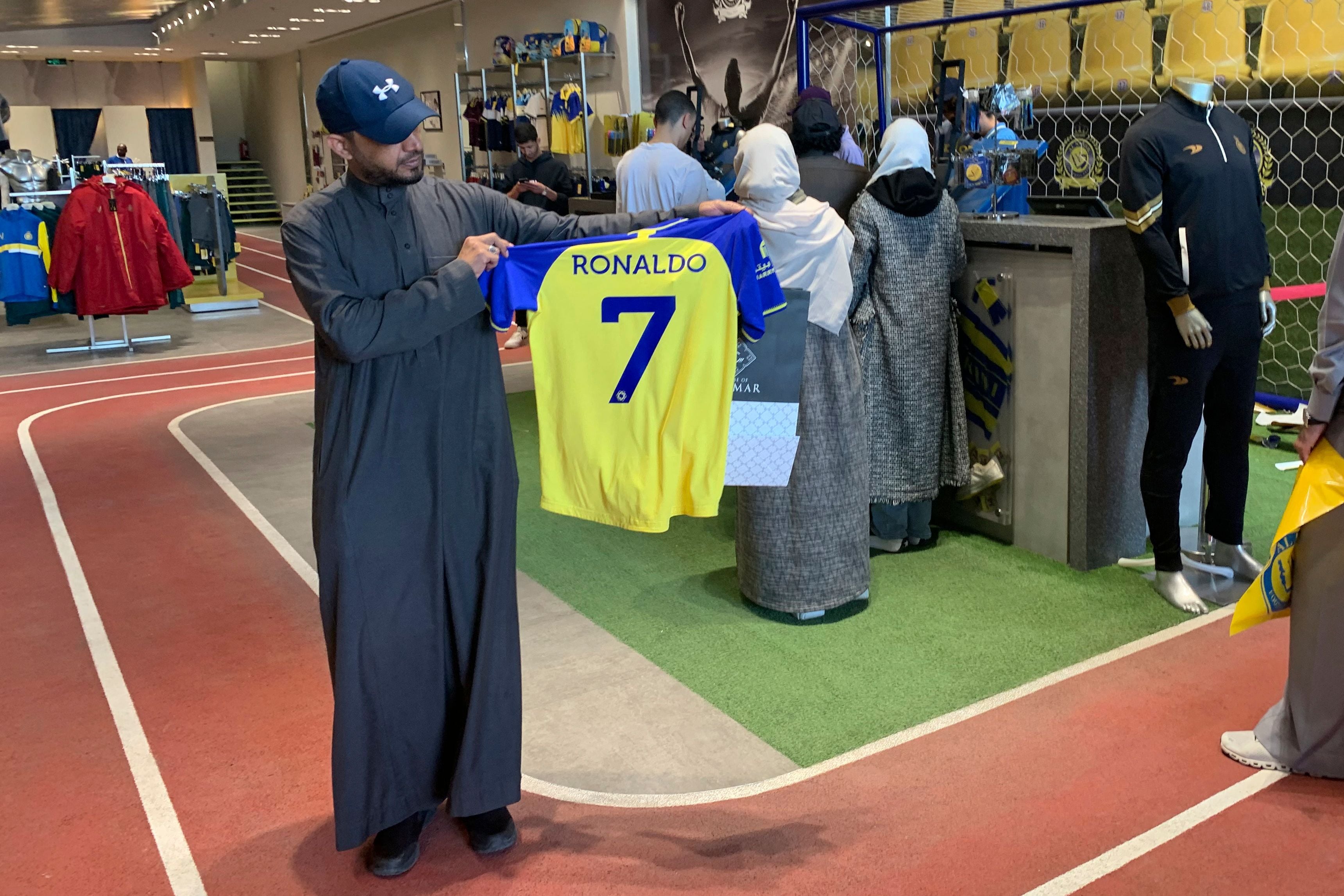 Al-Nassr fans flock to buy Cristiano Ronaldo jersey