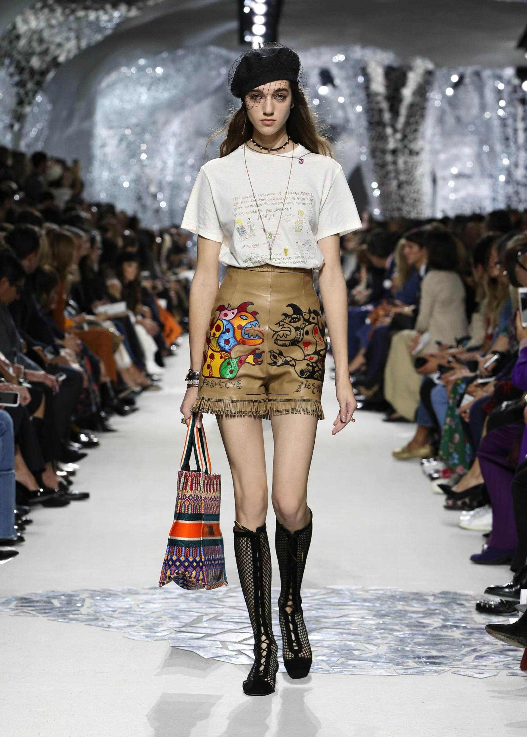 Model Portia walks the runway in the Louis Vuitton Spring 2005 Ready  News Photo - Getty Images