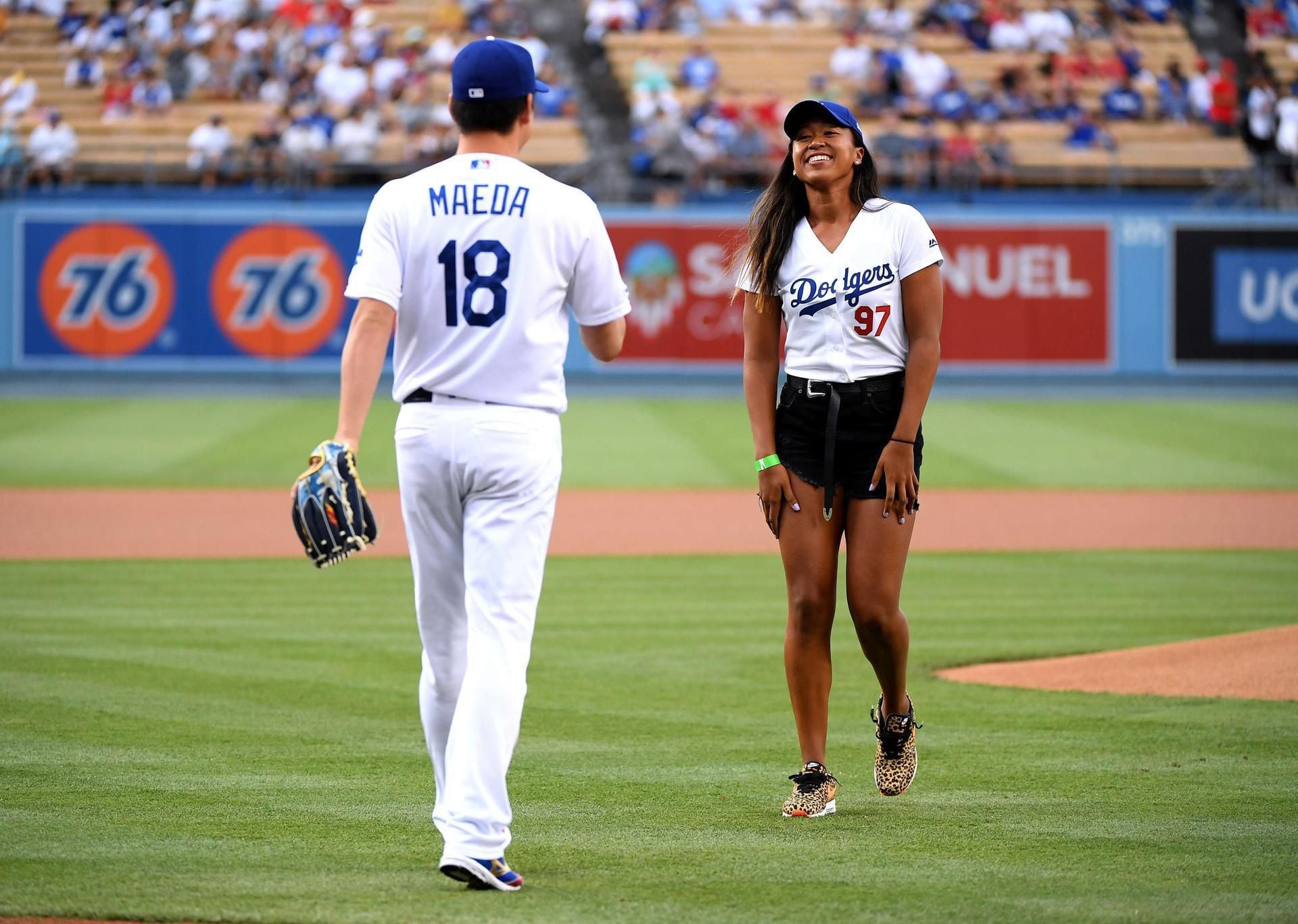 Naomi Osaka throws ceremonial 1st pitch at Dodger Stadium