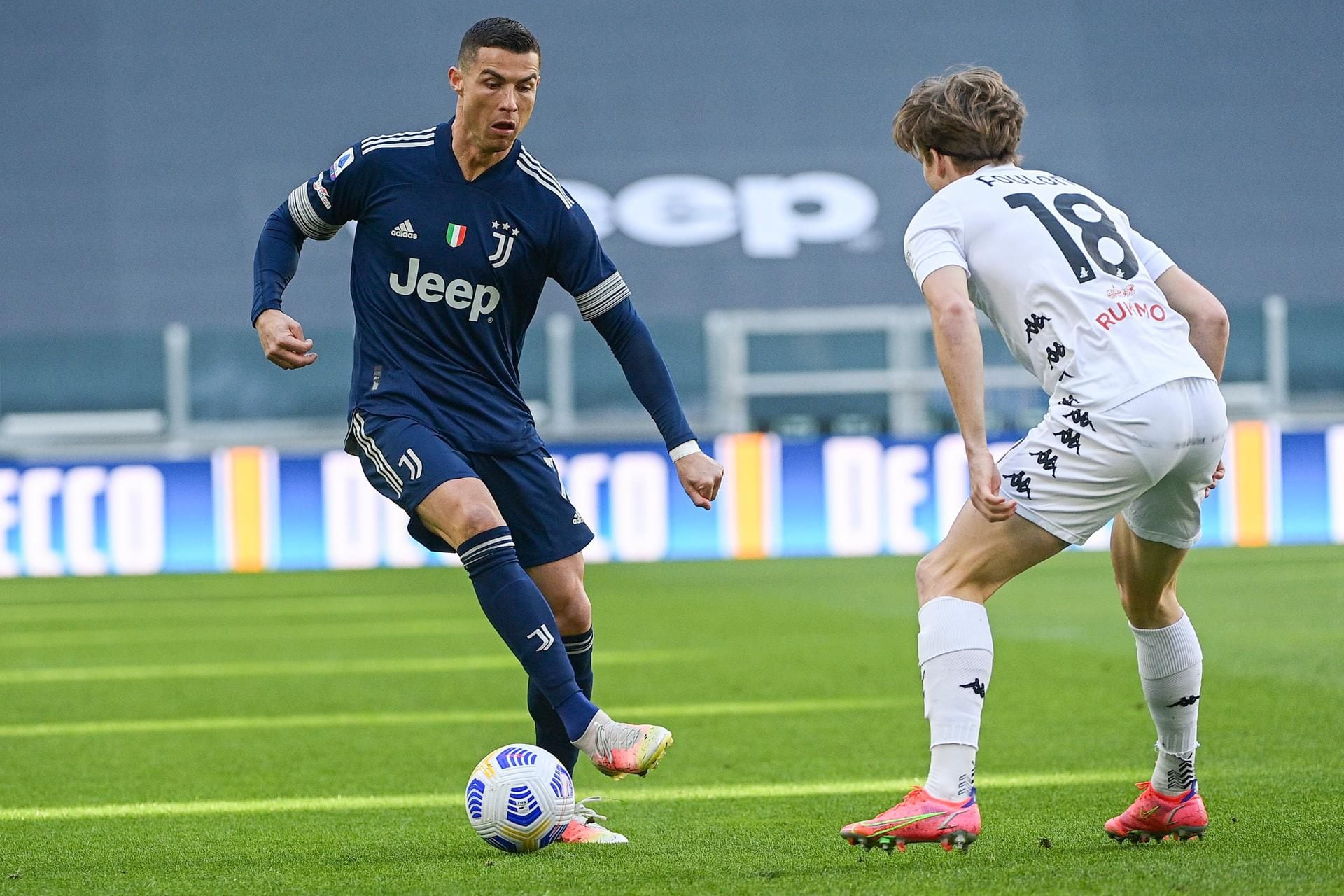 Cristiano Ronaldo presented with GOAT shirt by Juventus after