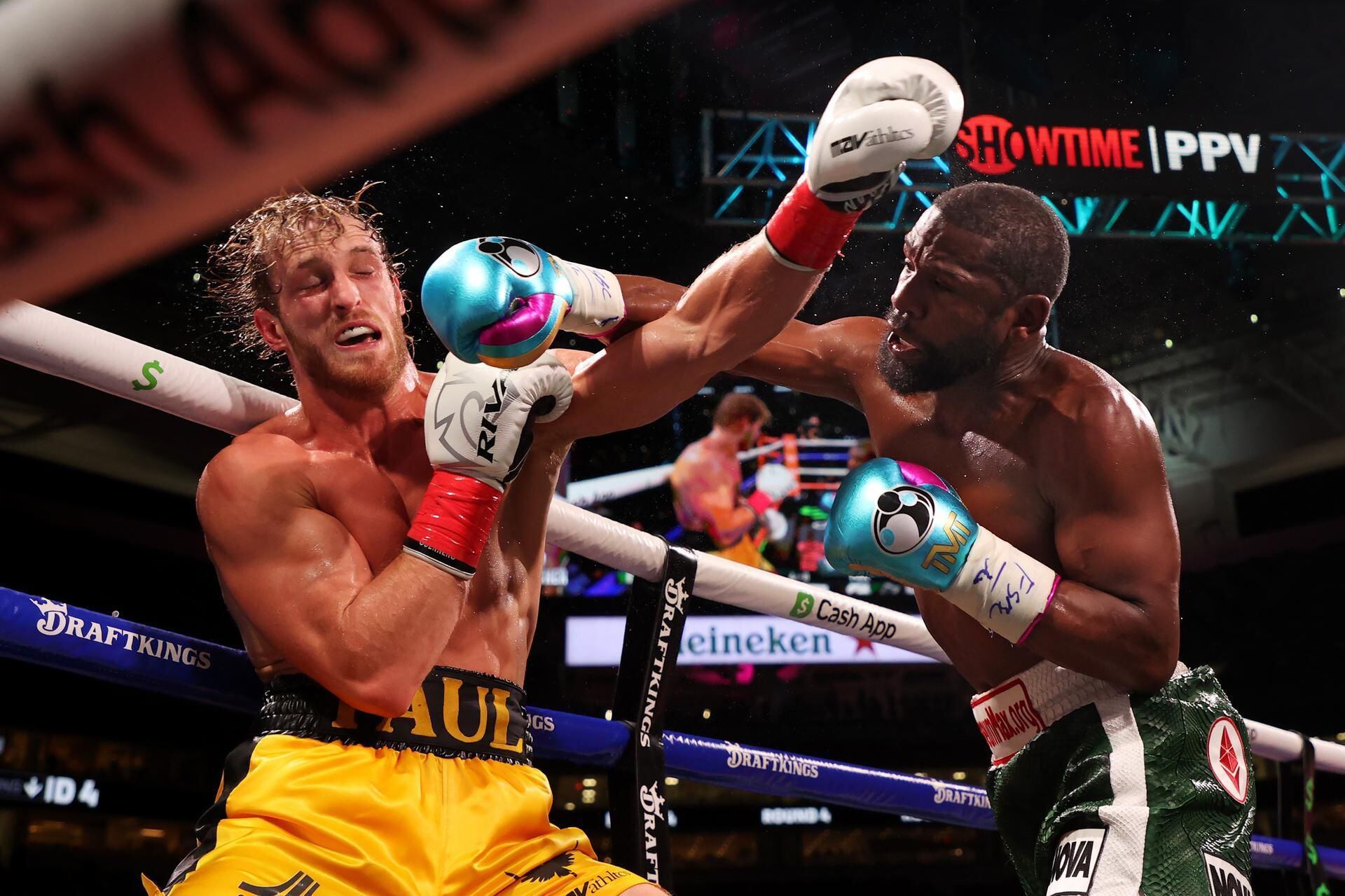 Logan Paul goes the distance in exhibition fight vs Floyd Mayweather -  Sports Illustrated